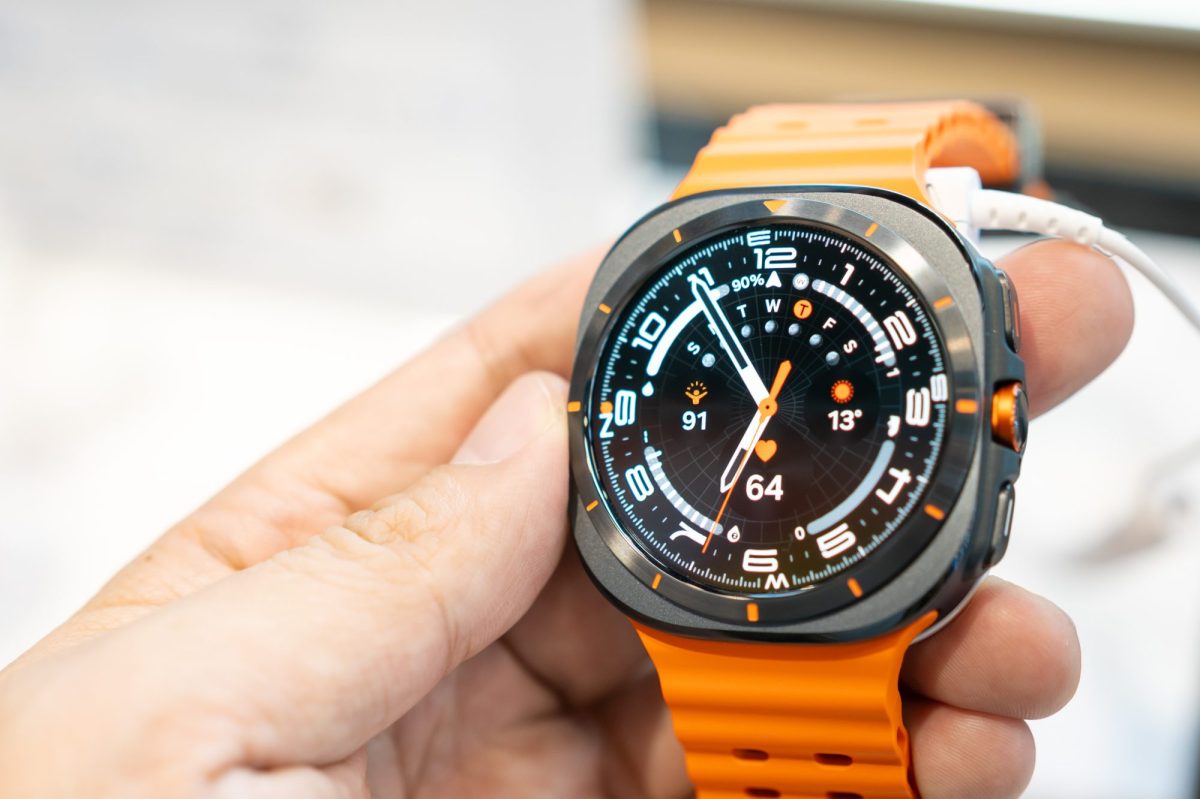 Eine Person hÃ¤lt die Samsung Galaxy Watch Ultra in der Hand.