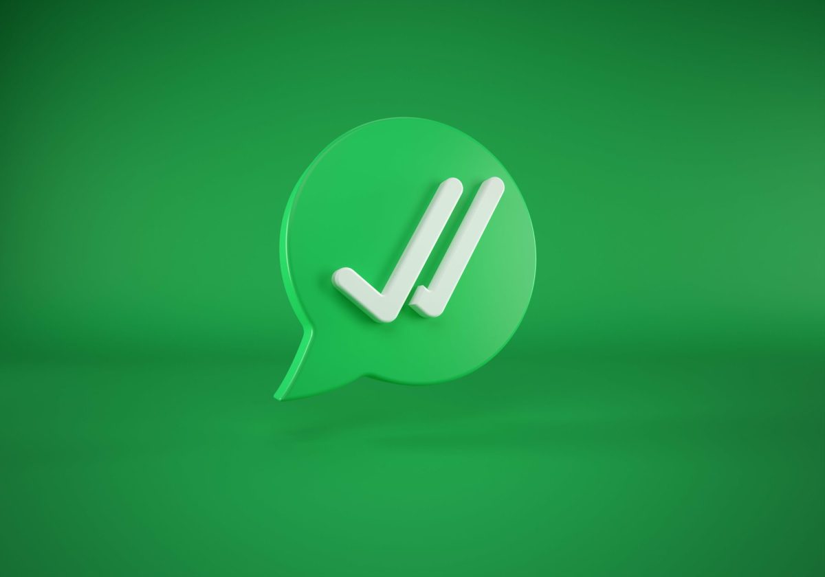 Zwei Haken sind vor grünem Hintergrund auf dem WhatsApp-Symbol zu sehen.