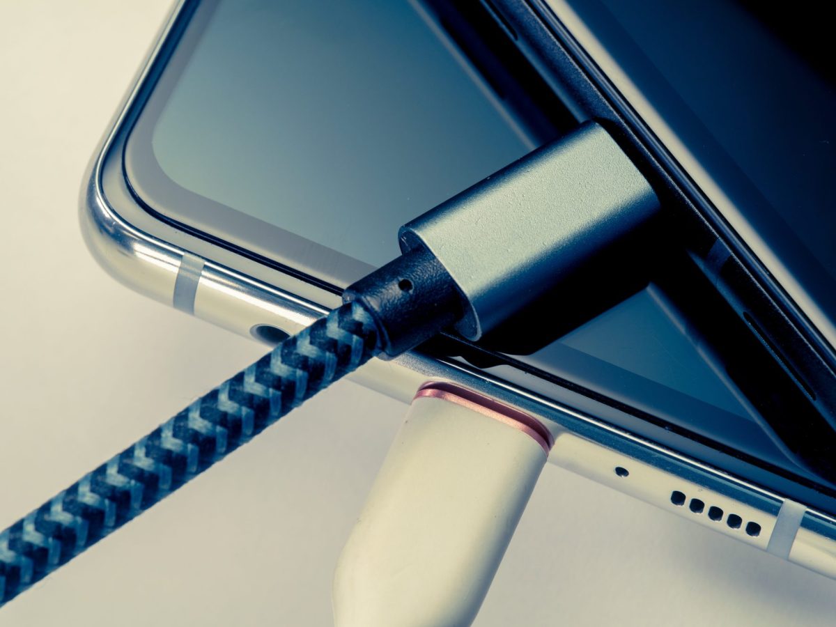 Smartphones mit Ladekabeln