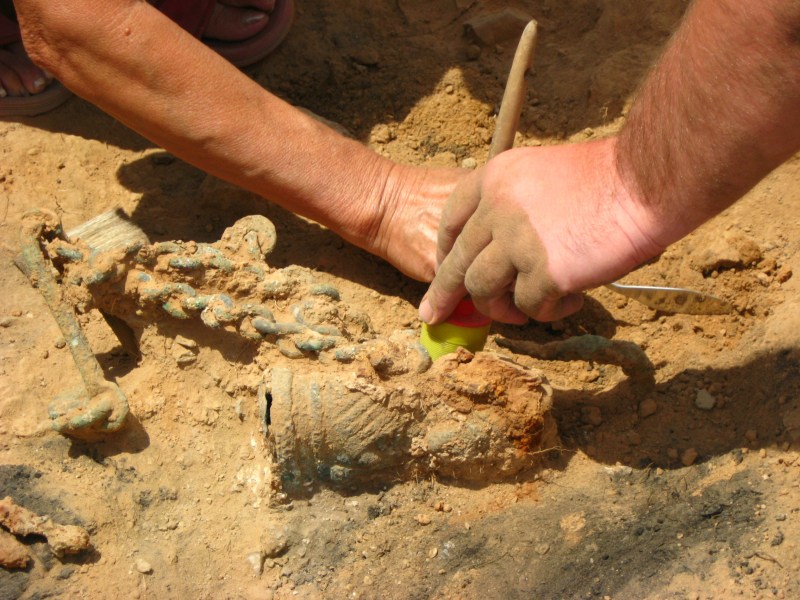 Forscher arbeiten mit Werkzeug an einem archÃ¤ologischen Fund.