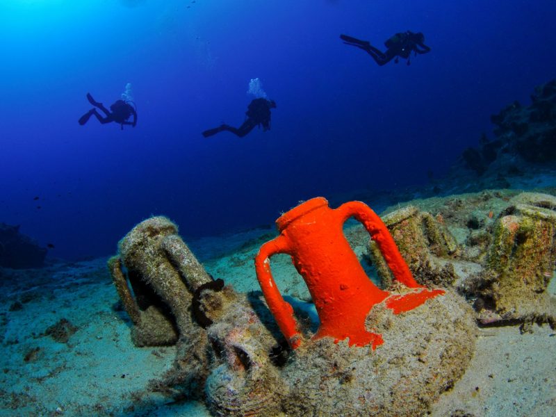 Taucher schwimmen auf einen archÃ¤ologischen fund zu