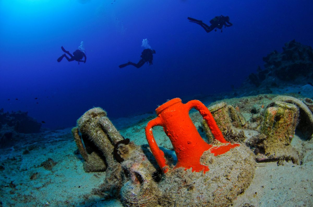 Taucher schwimmen auf einen archÃ¤ologischen fund zu