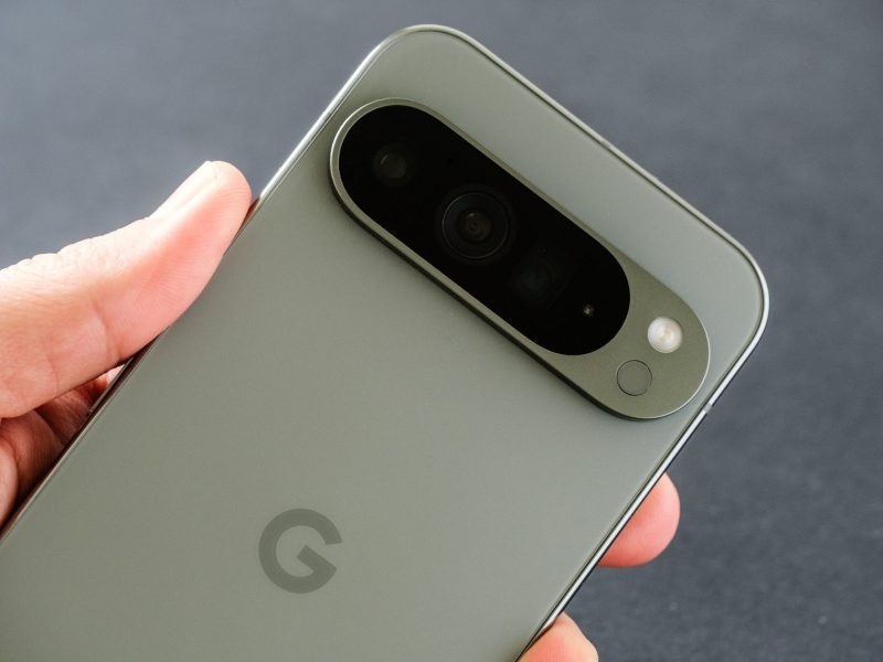 Person hÃ¤lt ein Google Pixel-Handy in der Hand.