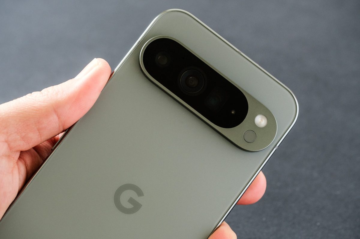 Person hÃ¤lt ein Google Pixel-Handy in der Hand.