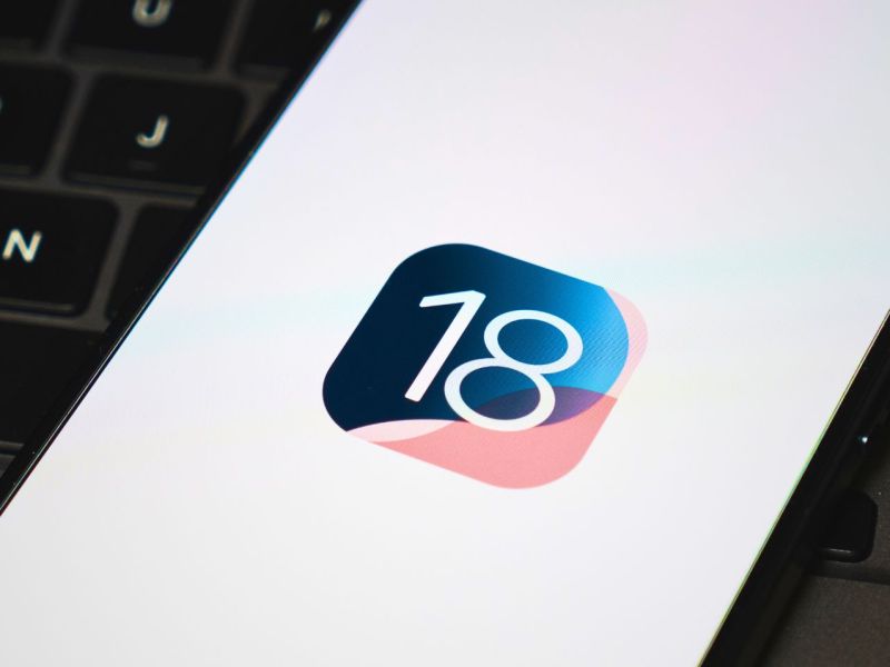 iOS 18-Logo auf Smartphone