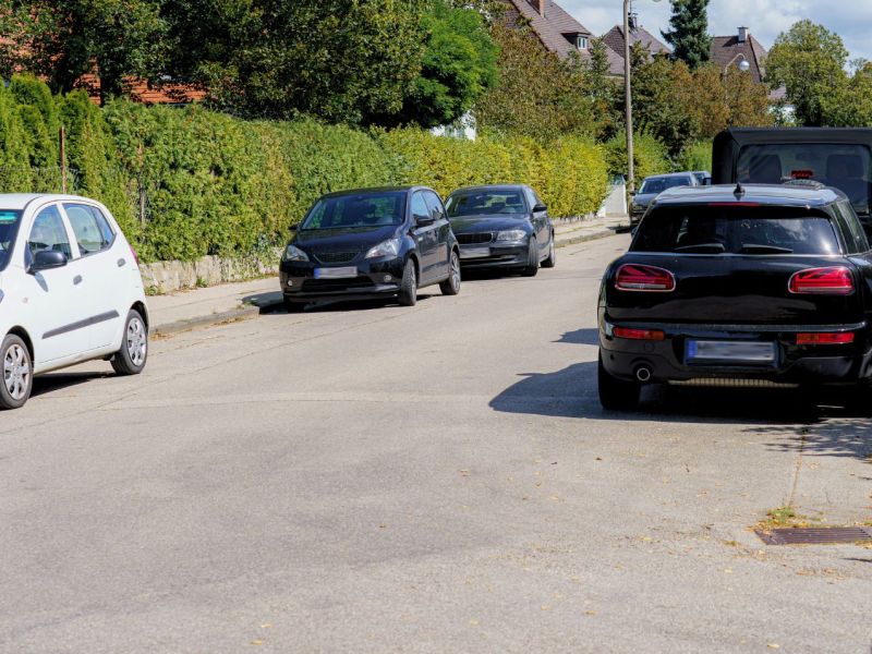 Autos parken auf StraÃŸe