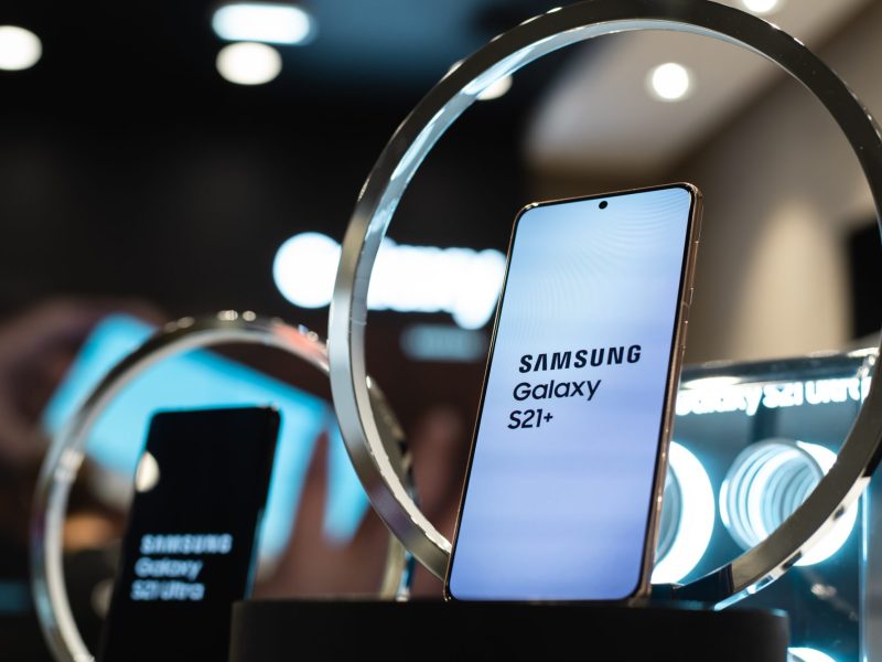 Samsung-Handys werden in einer Auslage prÃ¤sentiert.