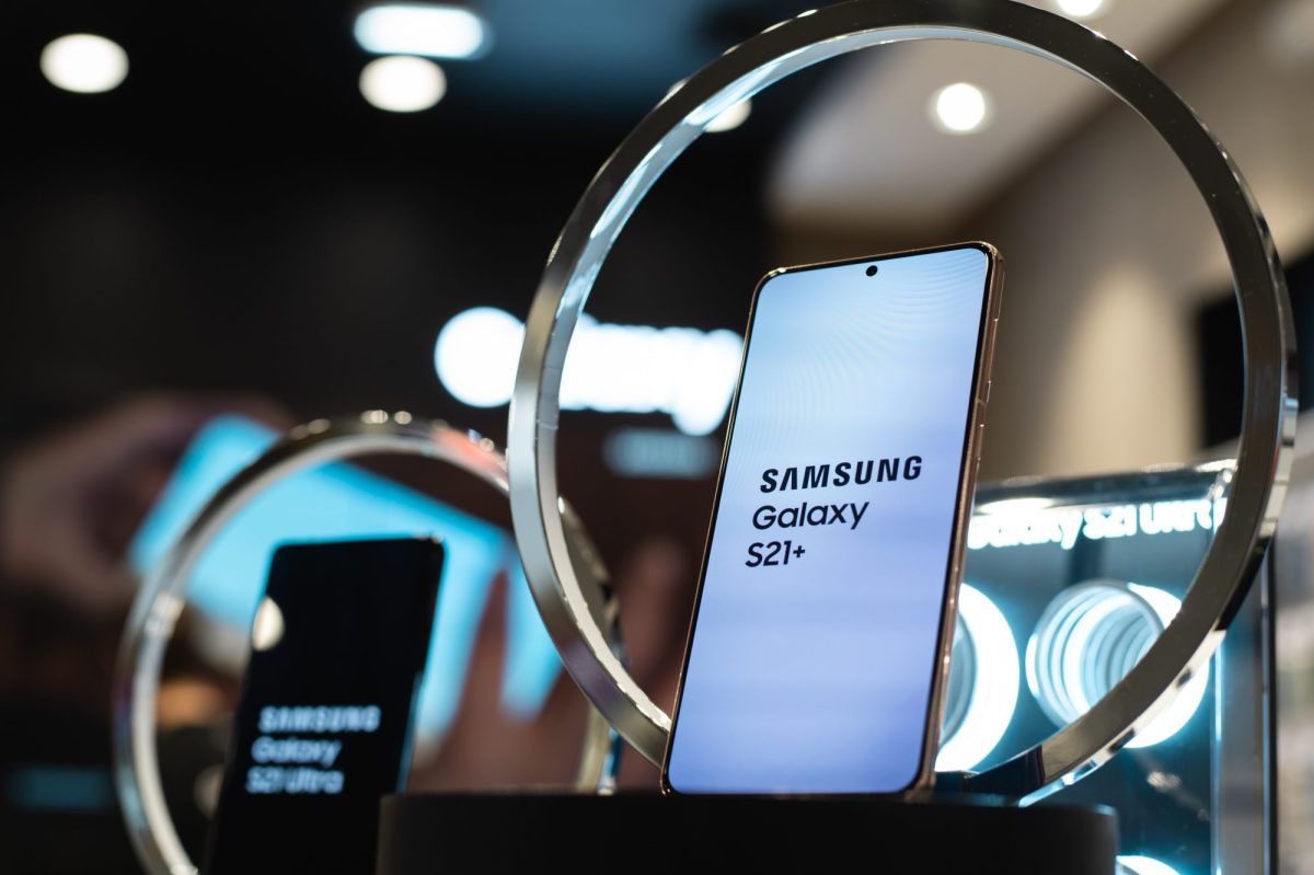 Samsung-Handys werden in einer Auslage prÃ¤sentiert.