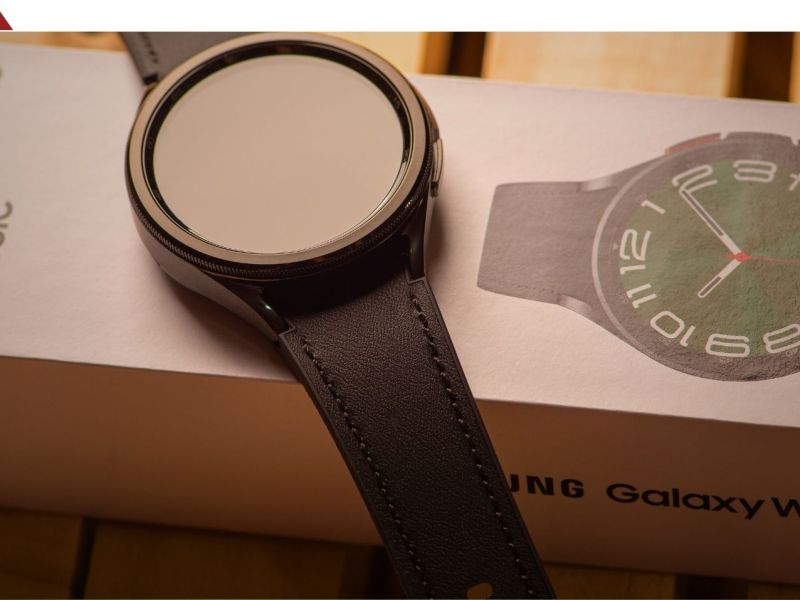 Samsung Galaxy Watch 6 Classic liegt auf einer Unterlage aus Holz.