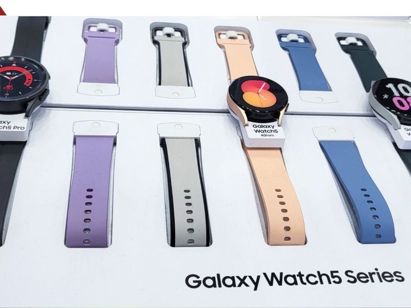 Verschiedene Modelle der Samsung Galaxy Watch5 liegen in einer Auslage.