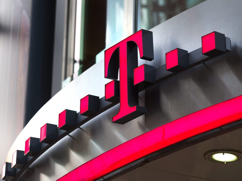 Telekom-Logo an einem GebÃ¤ude.