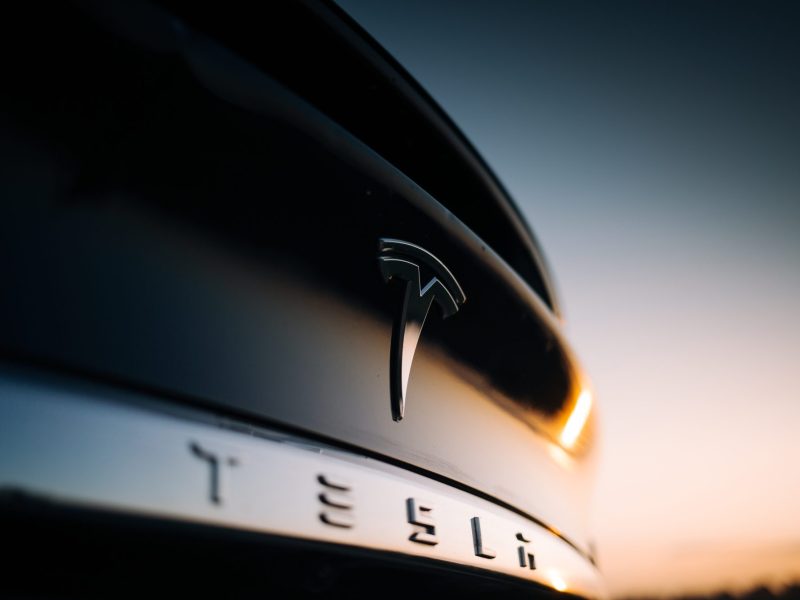 Tesla-Logo auf einem Auto.