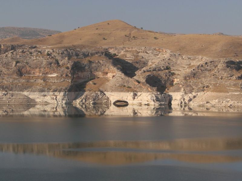 Die Spiegelung der Berge im Tigris in der Stadt Hasankeyf in der Region SÃ¼dostanatolien in der TÃ¼rkei