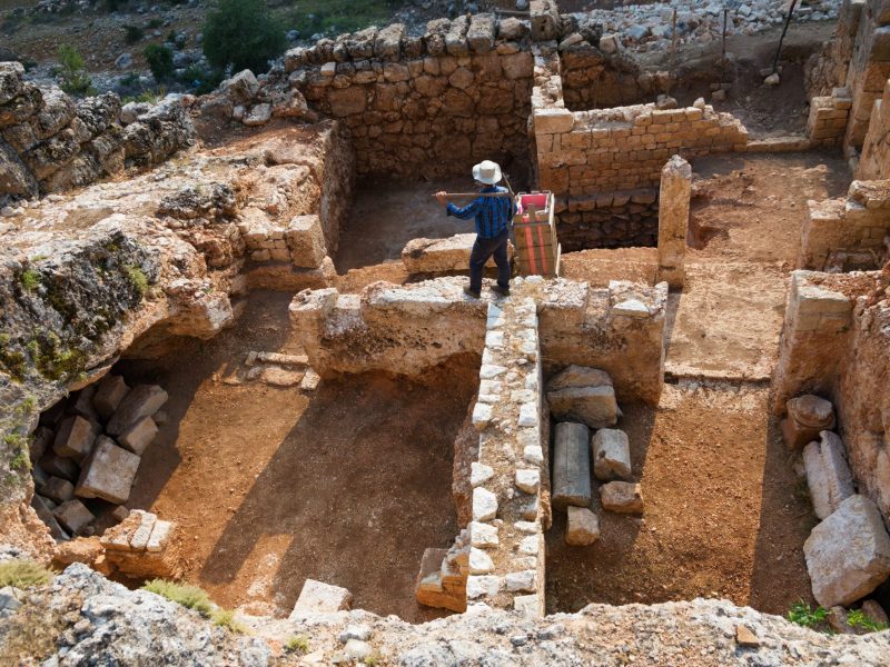 Person lÃ¤uft auf einem archÃ¤ologischen Fund herum.