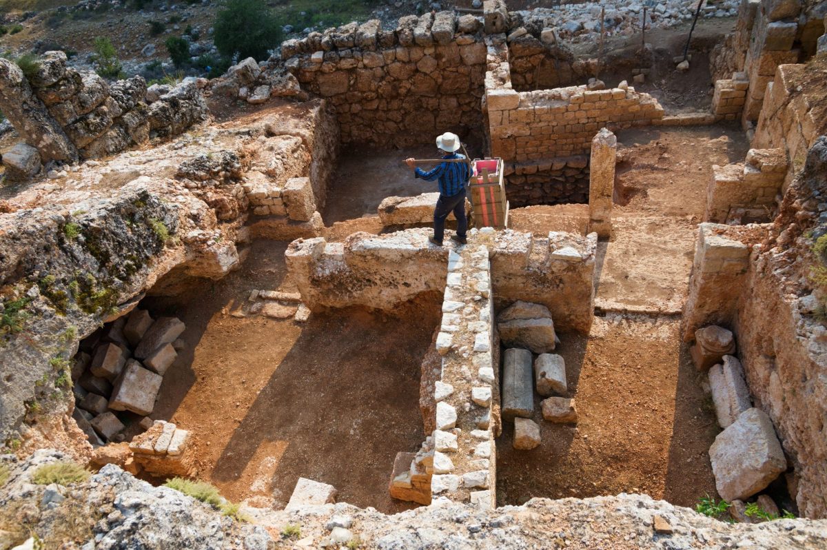 Person lÃ¤uft auf einem archÃ¤ologischen Fund herum.