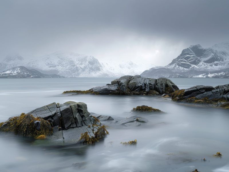 KI-generiertes Bild einer Felslandschaft, die von Schnee und Nebel bedeckt ist.