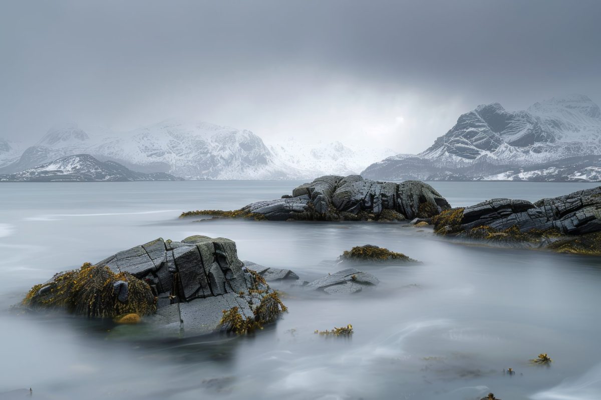 KI-generiertes Bild einer Felslandschaft, die von Schnee und Nebel bedeckt ist.