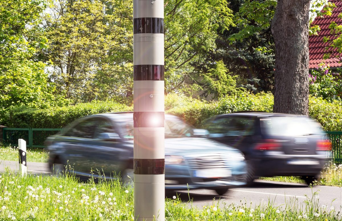 Eine BlitzersÃ¤ule am StraÃŸenrand.