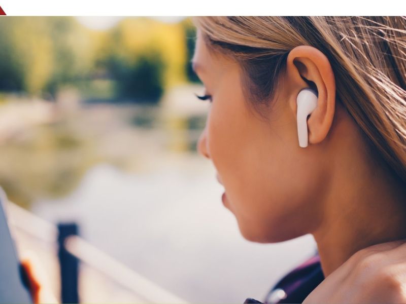 Frau hÃ¶rt Musik Ã¼ber Bluetooth-KopfhÃ¶rer.