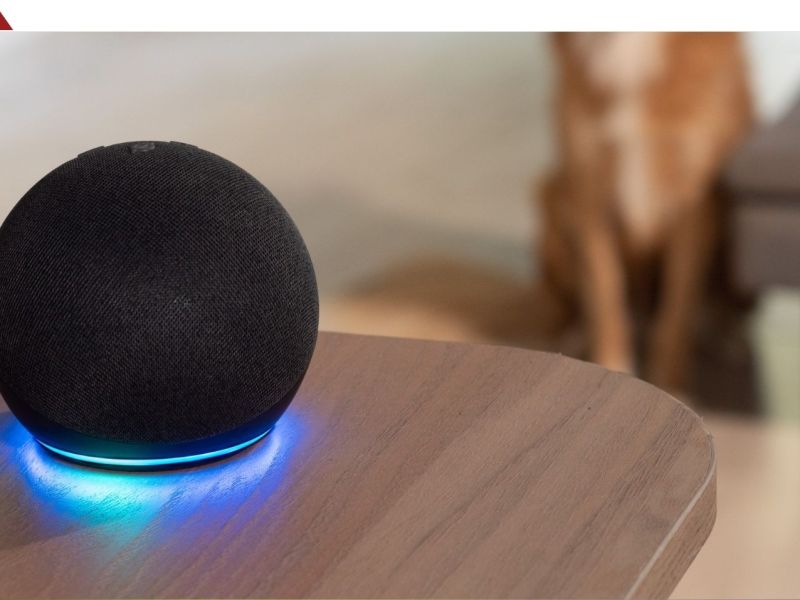 Schwarzer Echo Dot auf einem Tisch.