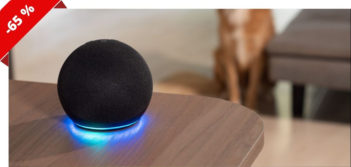 Schwarzer Echo Dot auf einem Tisch.