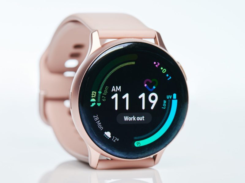 Samsung Galaxy Watch vor weiÃŸem Hintergrund.