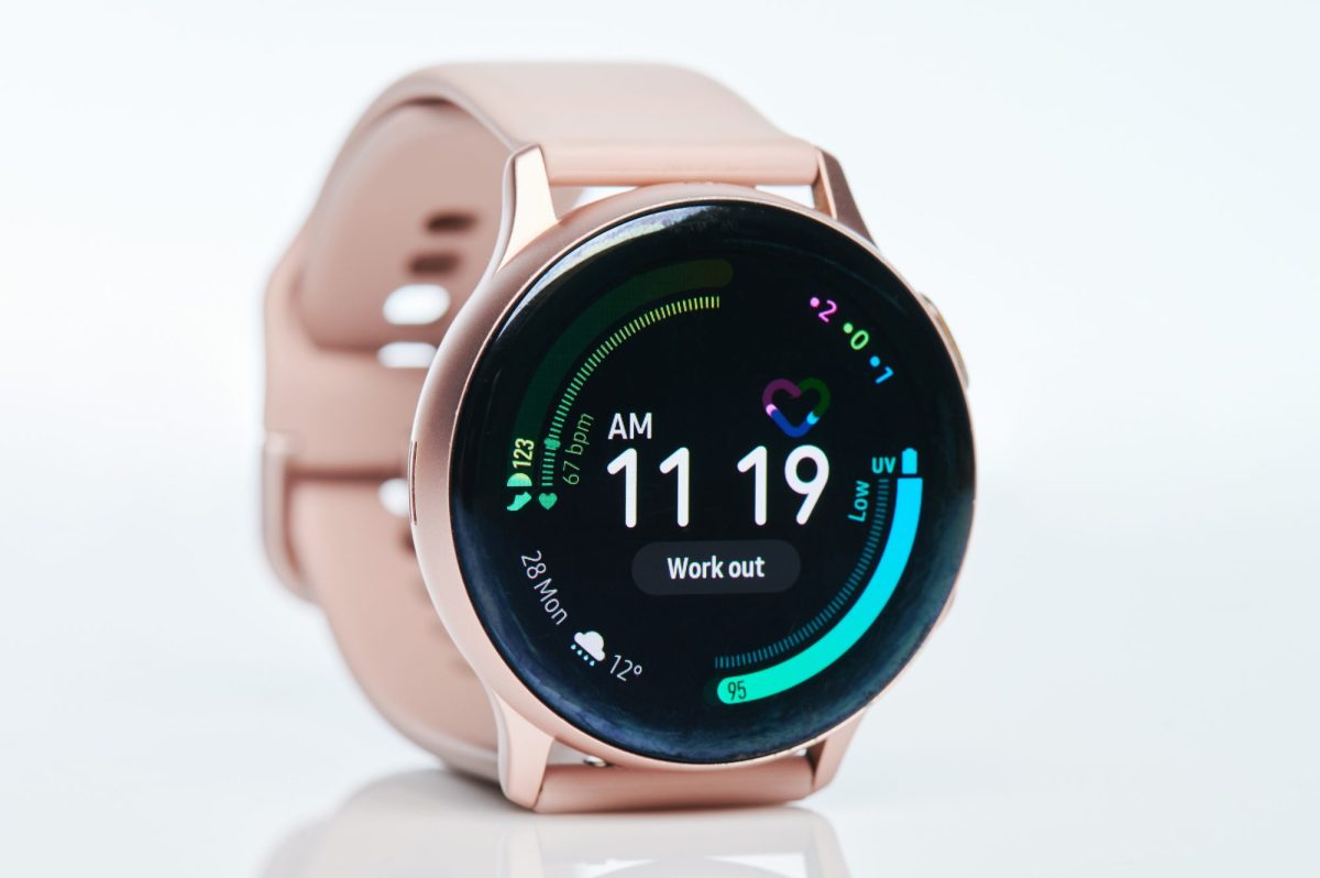 Samsung Galaxy Watch vor weiÃŸem Hintergrund.