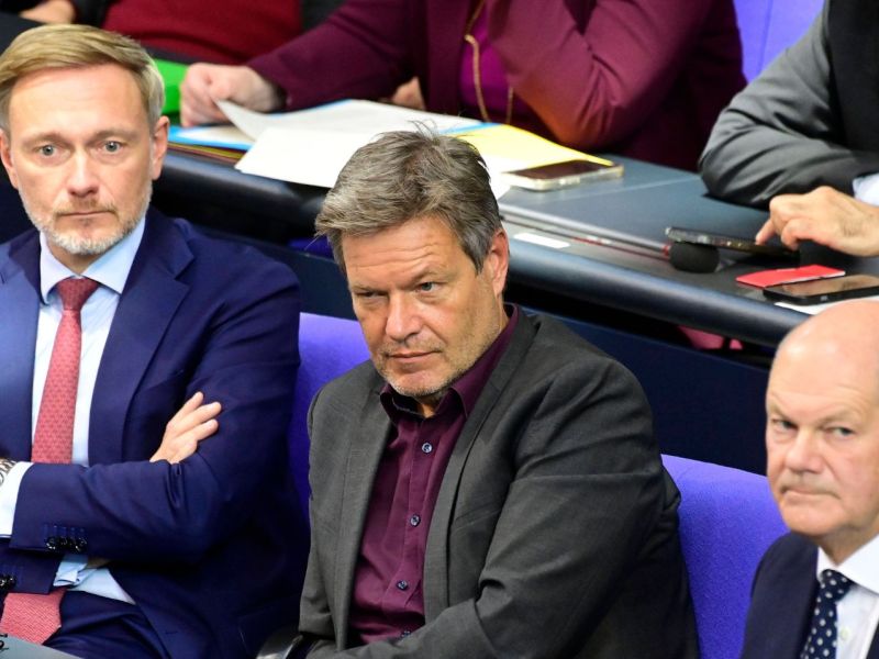 Christian Lindner, Robert Habeck und Olaf Scholz in der 193. Sitzung des Deutschen Bundestages im ReichstagsgebÃ¤ude