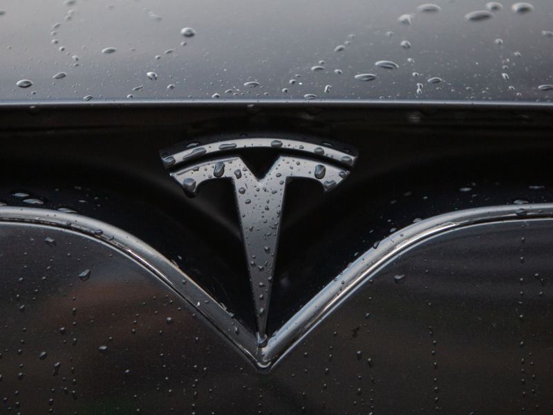 Tesla-Logo auf KÃ¼hlergrill