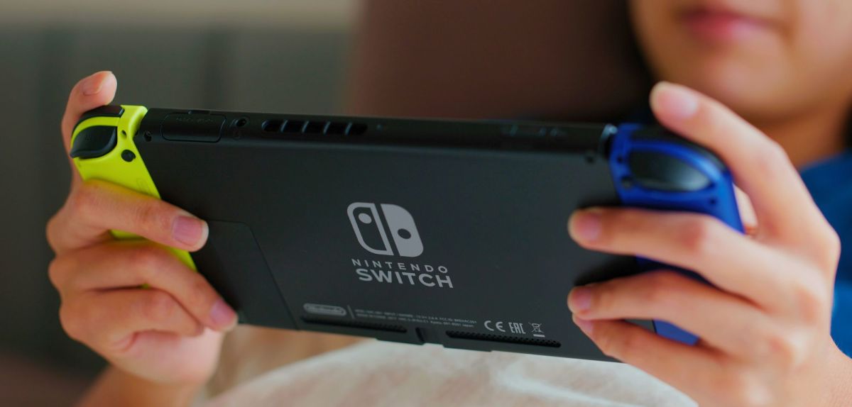 Person mit einer Nintendo Switch