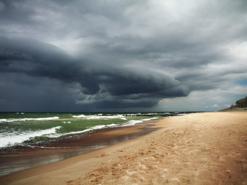 Dunkle Wolken Ã¼ber einem Ostseetrand.