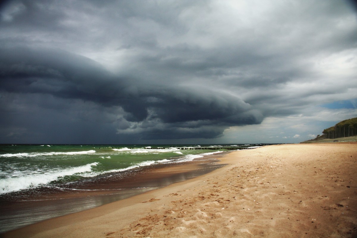 Dunkle Wolken Ã¼ber einem Ostseetrand.