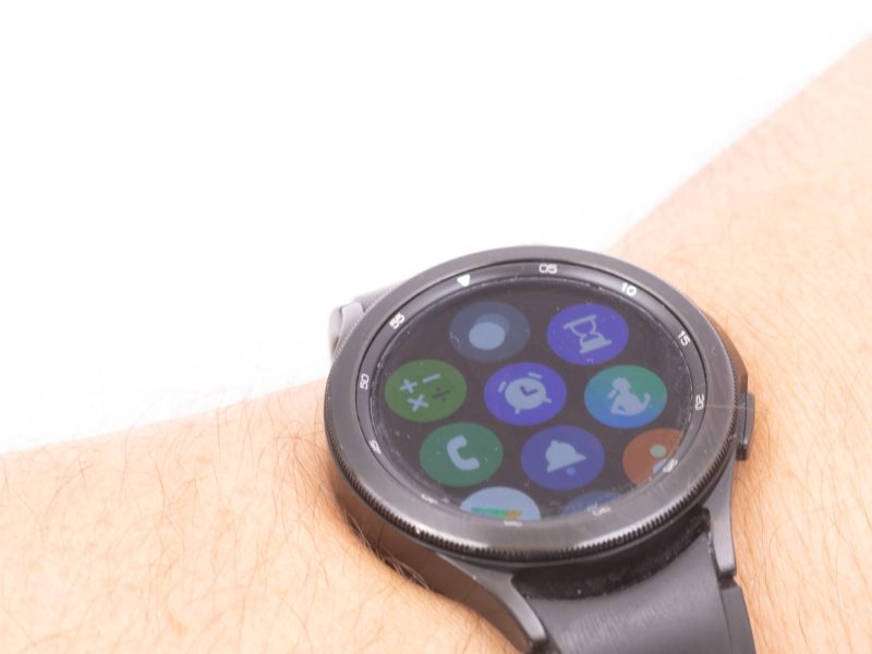 Samsung Galaxy Watch am Handgelenk einer Person.