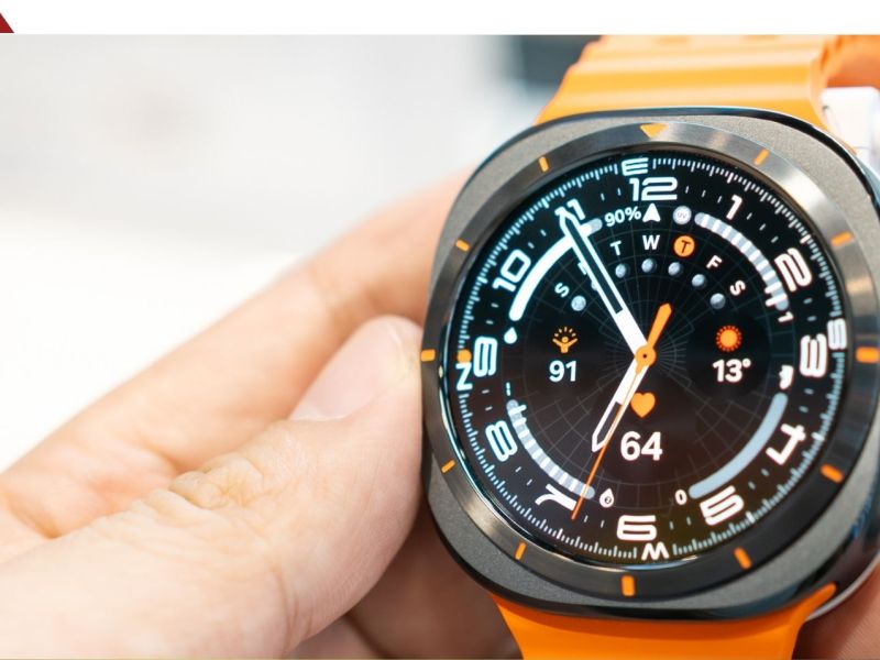 Person hÃ¤lt Samsung Galaxy Watch Ultra in der Hand.