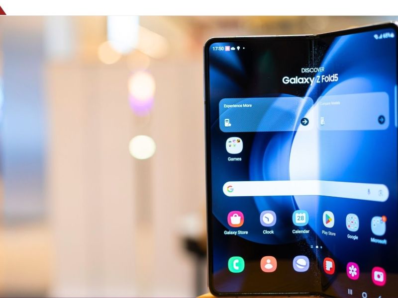 Samsung Galaxy Z Fold5 wird in einer Auslage prÃ¤sentiert.