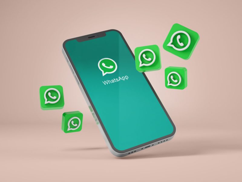 Smartphone mit WhatsApp-Logo auf dem Display.