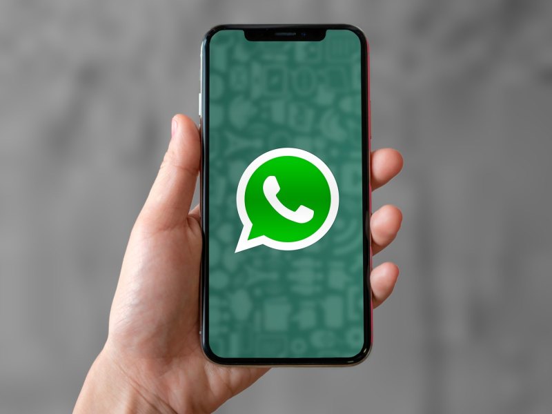 Handy mit WhatsApp Logo