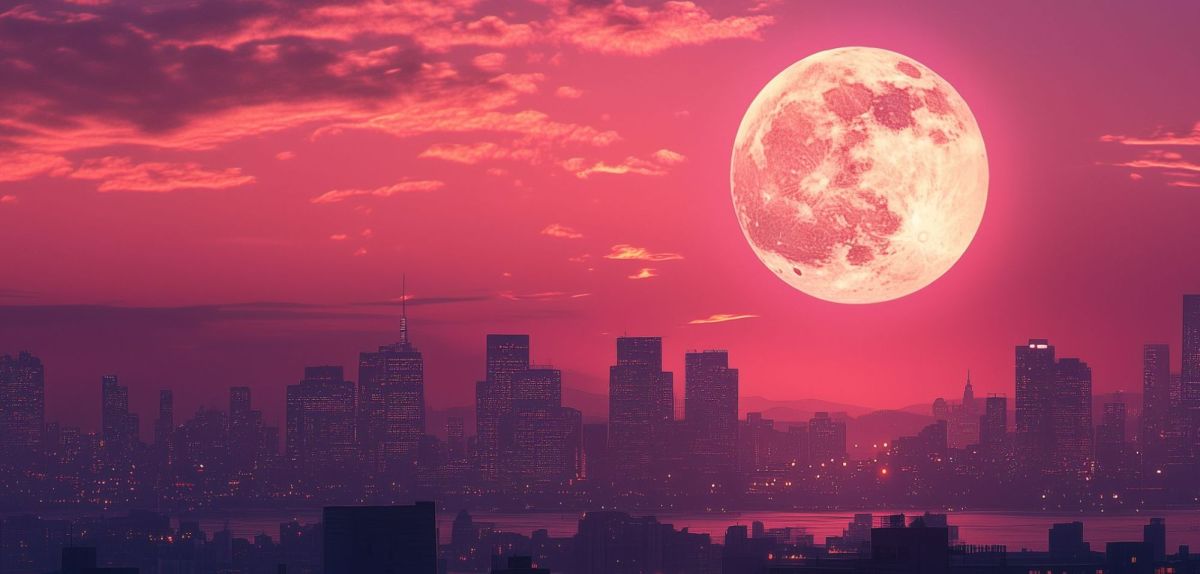 Der Mond strahlt über der Stadt