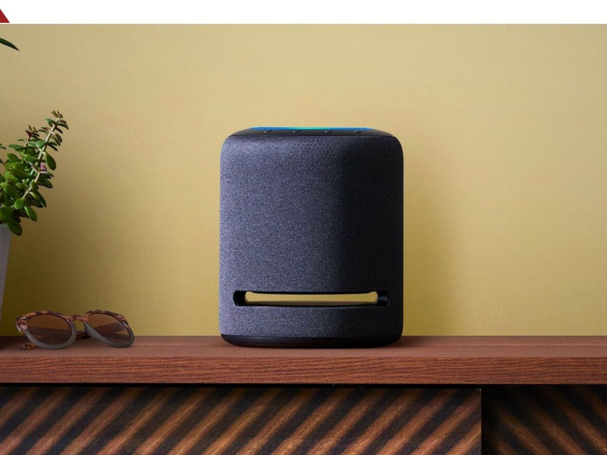 Amazon Echo Studio auf einem Sideboard