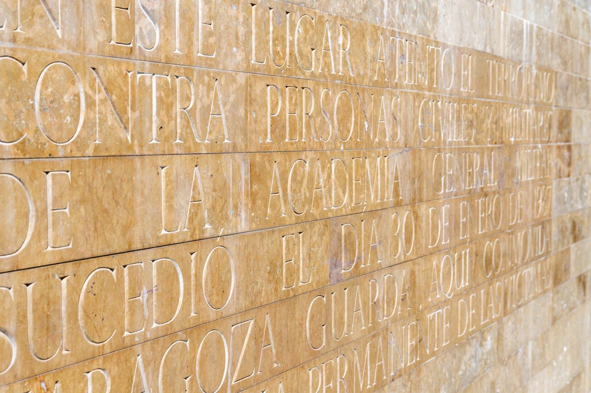 Inschrift als archäologischer Fund.