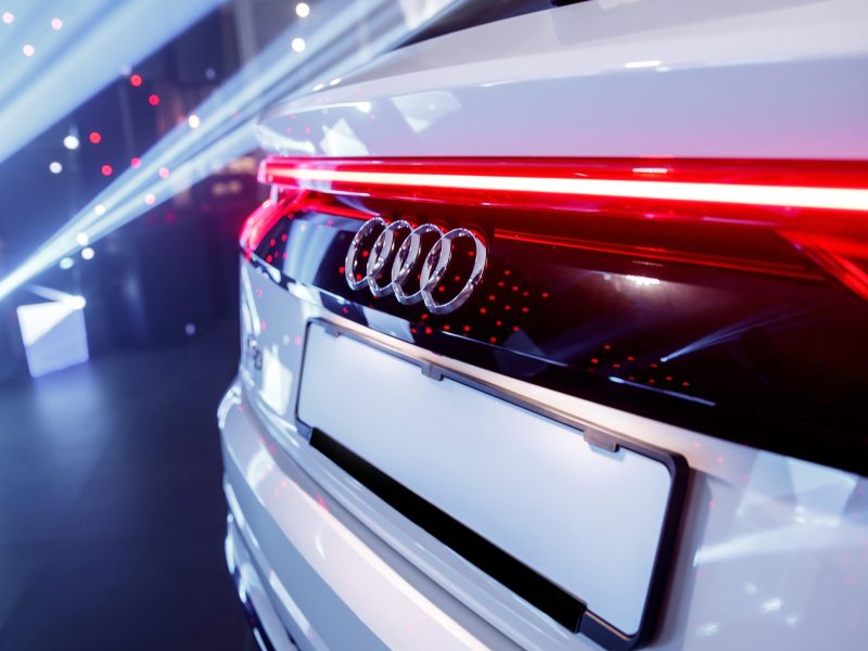 Klassisches Audi-Logo auf der Rückseite eines Autos.