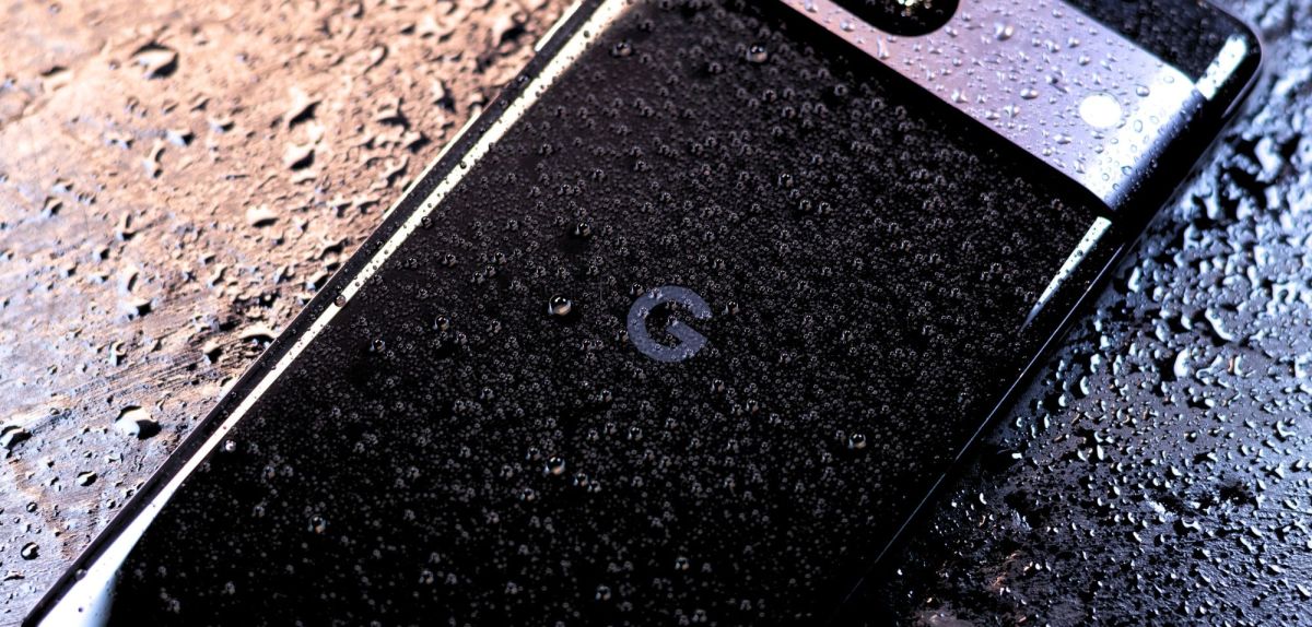 Google Pixel im Regen