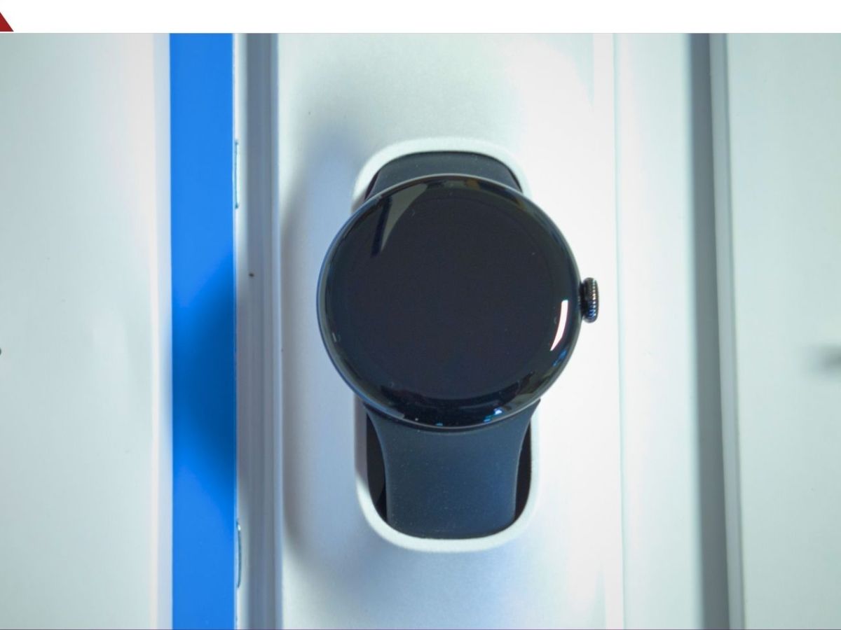 Google Pixel Watch in einem Karton