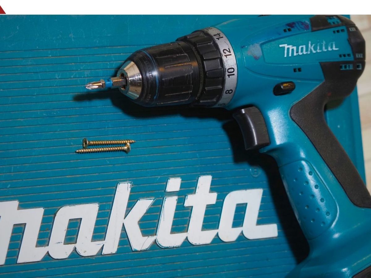 Makita-Akkuschrauber liegt auf einem Werkzeugkoffer mit dem Makita-Logo