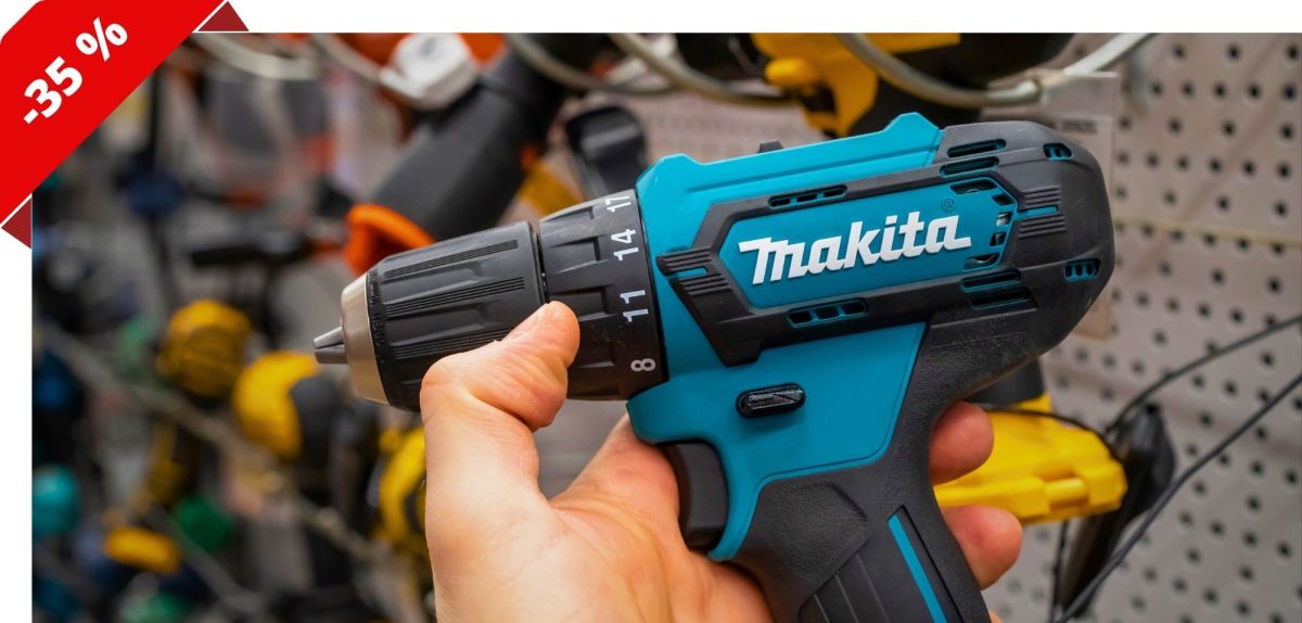 Person hält einen Akku-Schlagbohrschrauber von Makita in der Hand