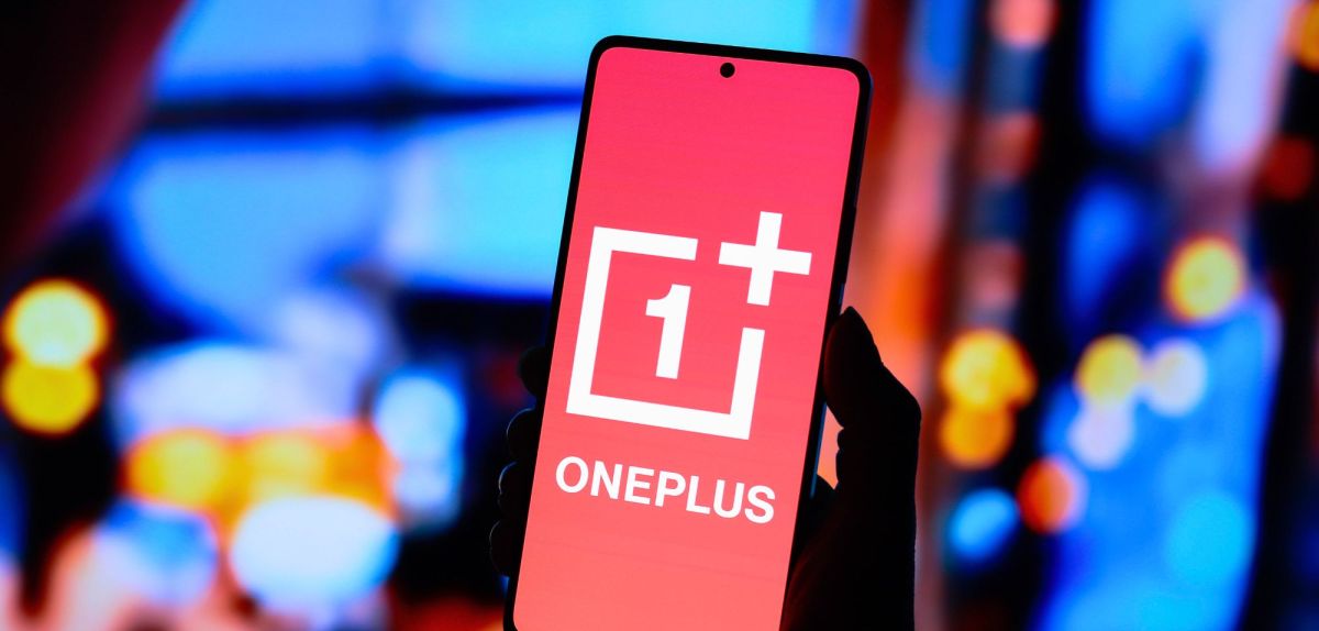 Person mit einem OnePlus-Handy