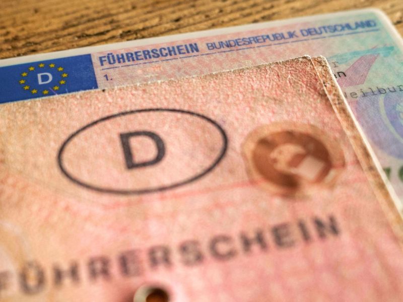 Papierführerschein liegt auf einer aktuellen Version