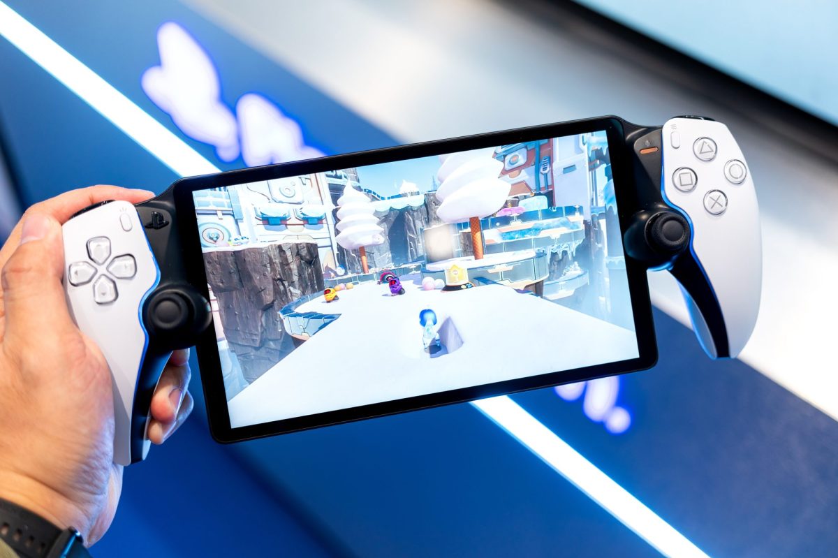 Person hält eine PlayStation Portal in der Hand.