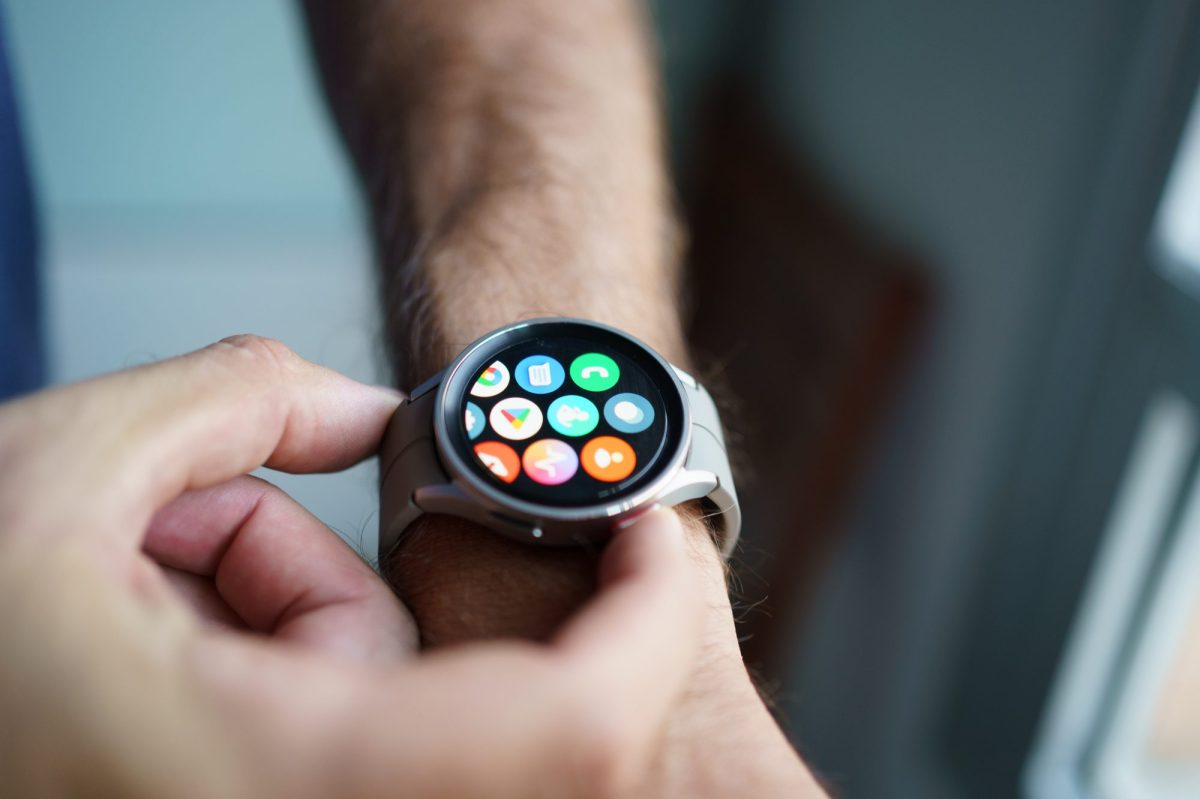 Person trägt eine Samsung Galaxy Watch am Handgelenk.