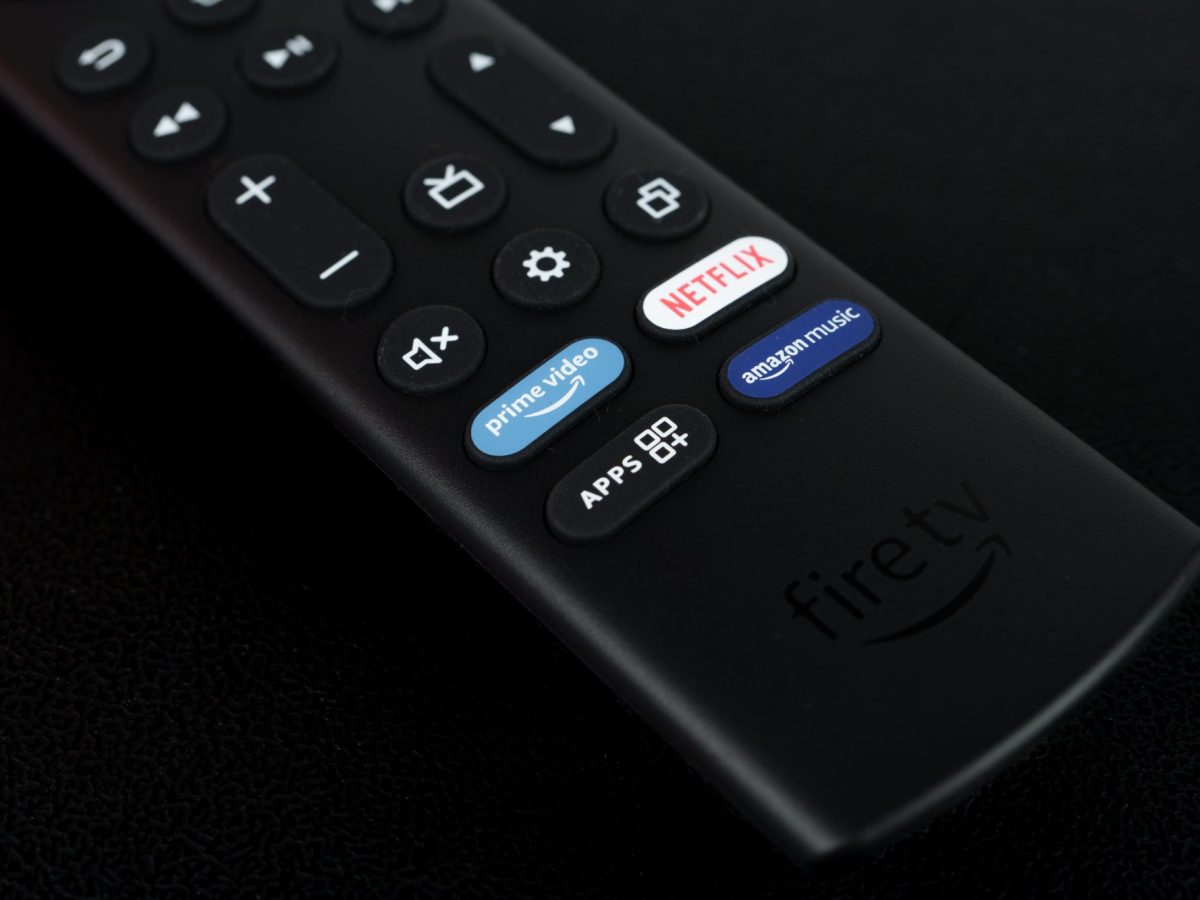 Fernbedienung eines Amazon Fire TVs.